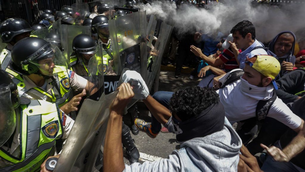 El enfrentamiento entre policía y oposición acaba a tiros en una manifestación en Venezuela