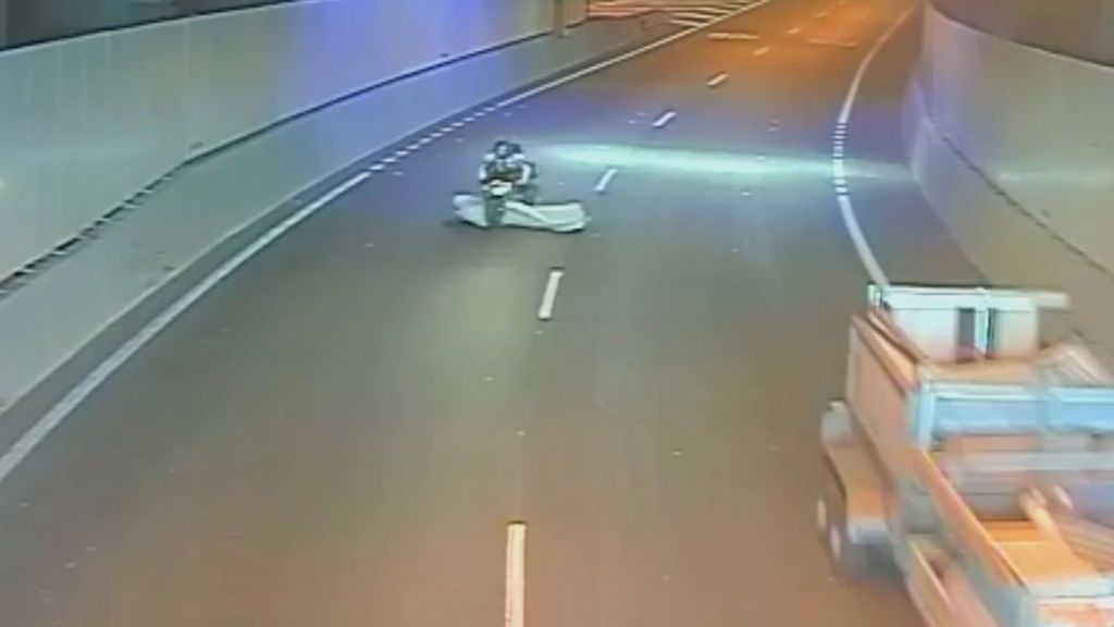 Le golpea un colchón a un motorista en un túnel a 80 km/h