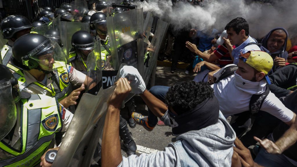 El enfrentamiento entre policía y oposición acaba a tiros en una manifestación en Venezuela