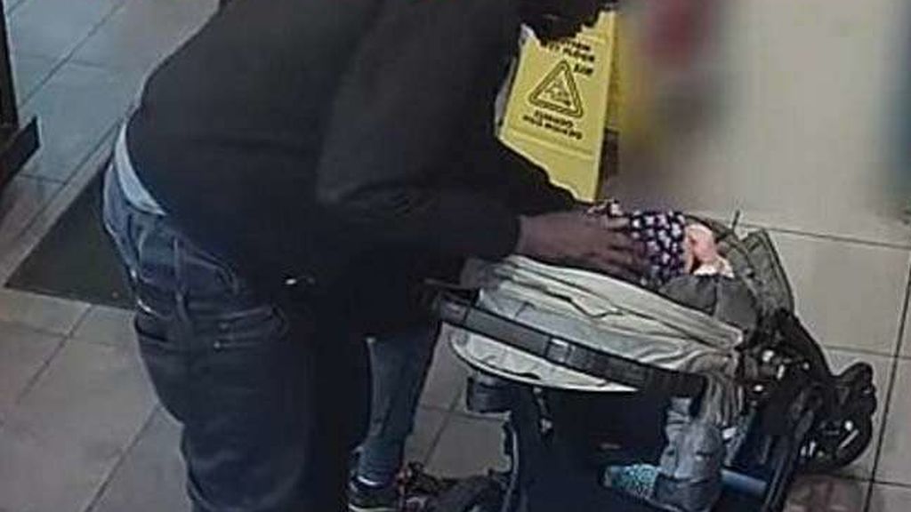 Así intenta secuestrar a un bebé en un local delante de sus padres