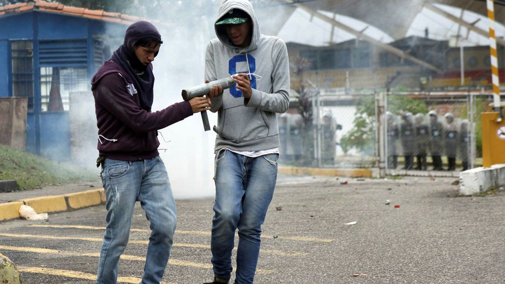 Policías y universitarios, entre pedradas y gases en las calles de Venezuela