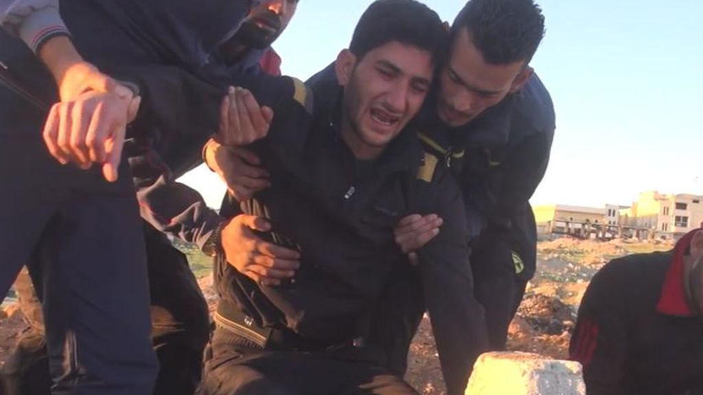 Un padre sirio entierra a sus mellizos muertos en el  ataque químico