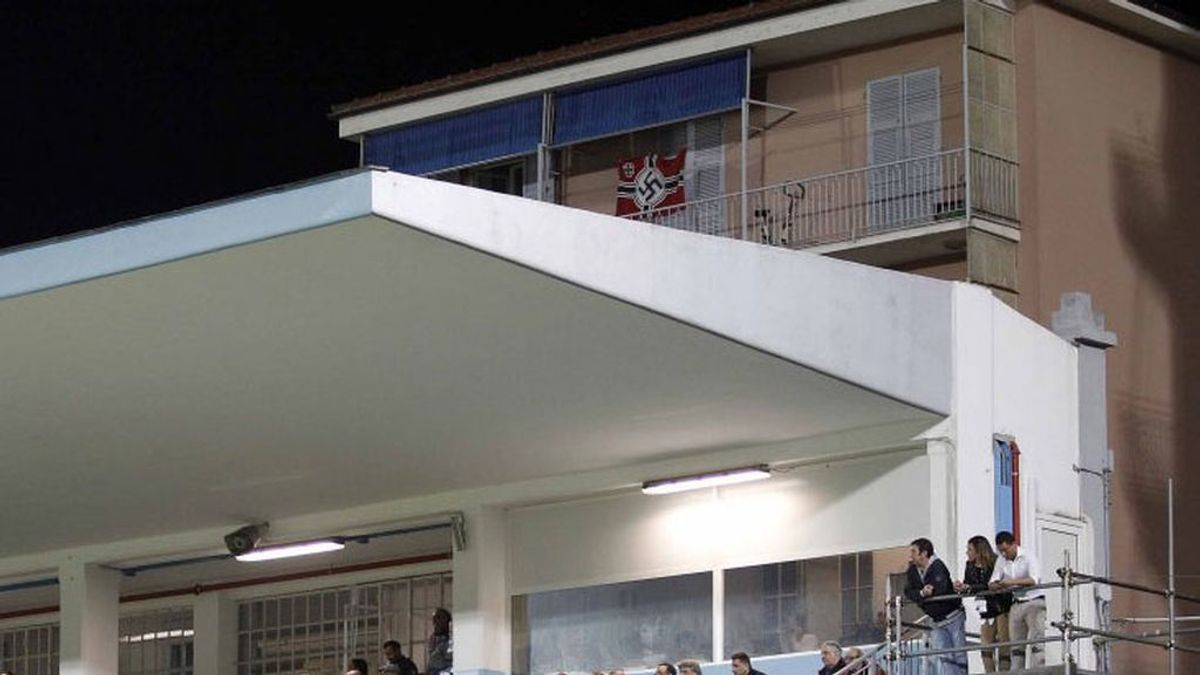 Italia, avergonzada por la bandera nazi que se vio en un balcón durante un partido de la Serie B
