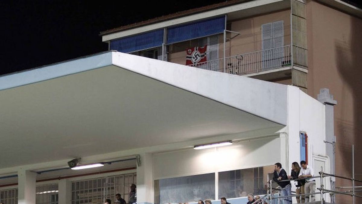 Italia, avergonzada por la bandera nazi que se vio en un balcón durante un partido de la Serie B Italia, avergonzada por la bandera nazi que se vio en un balcón durante un partido de la Serie B