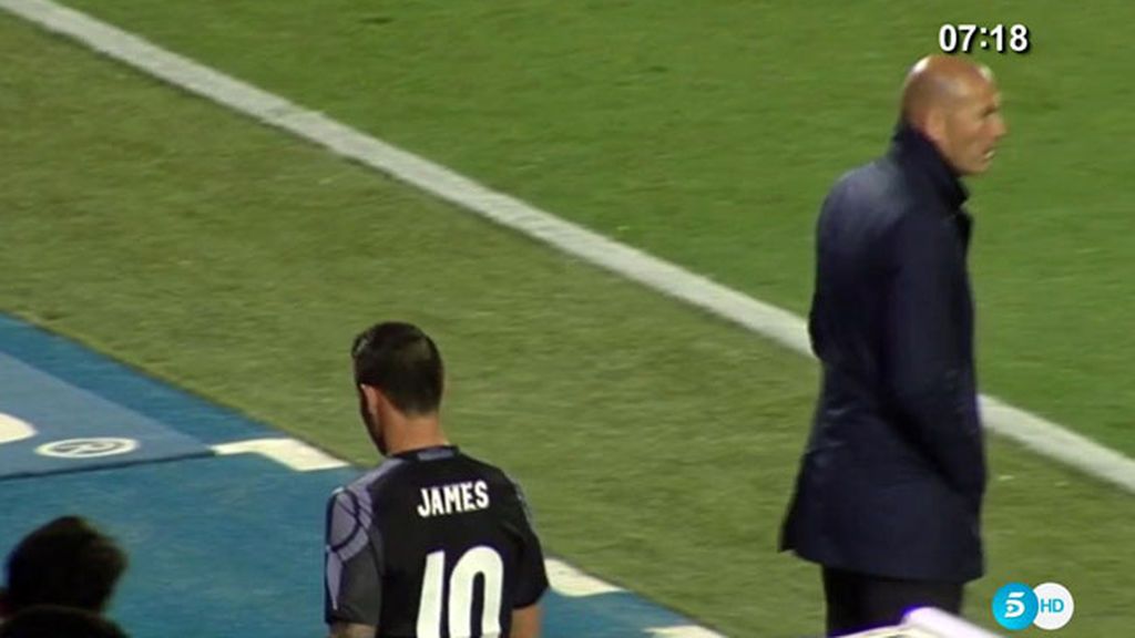 James, sin saludo a Zidane y patada al banquillo