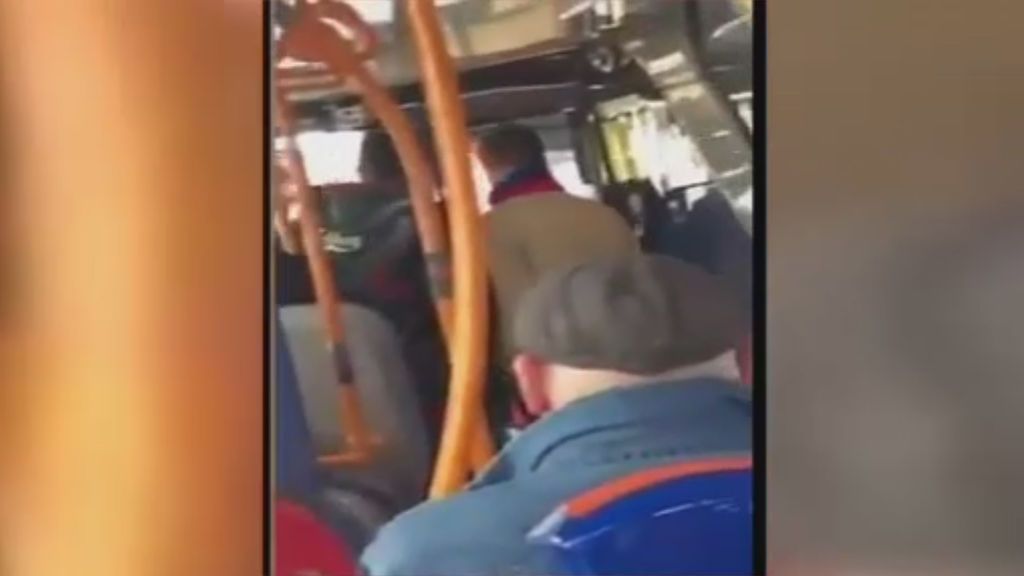 Un conductor de autobús agrede brutalmente a un pasajero
