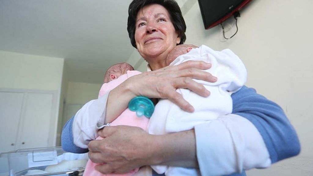 Madre a los 64 años, ahora ha perdido la custodia de sus mellizos