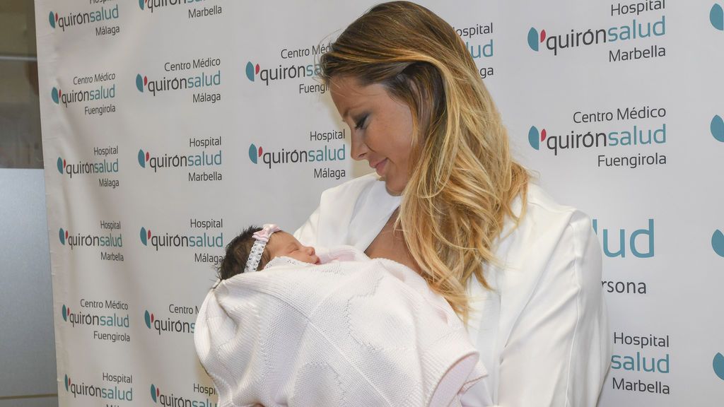 Su primer 'photocall': así es la bebé de Elisabeth Reyes y Sergio Sánchez