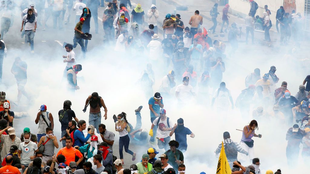 Arden las calles de Venezuela en un nuevo enfrentamiento entre opositores y policía