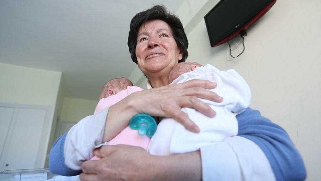 Mauricia, madre a los 64 años, pierde la tutela de sus mellizos