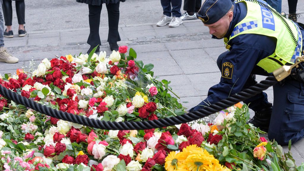 Suecia recuerda a las víctimas del atentado de Estocolmo con flores y velas