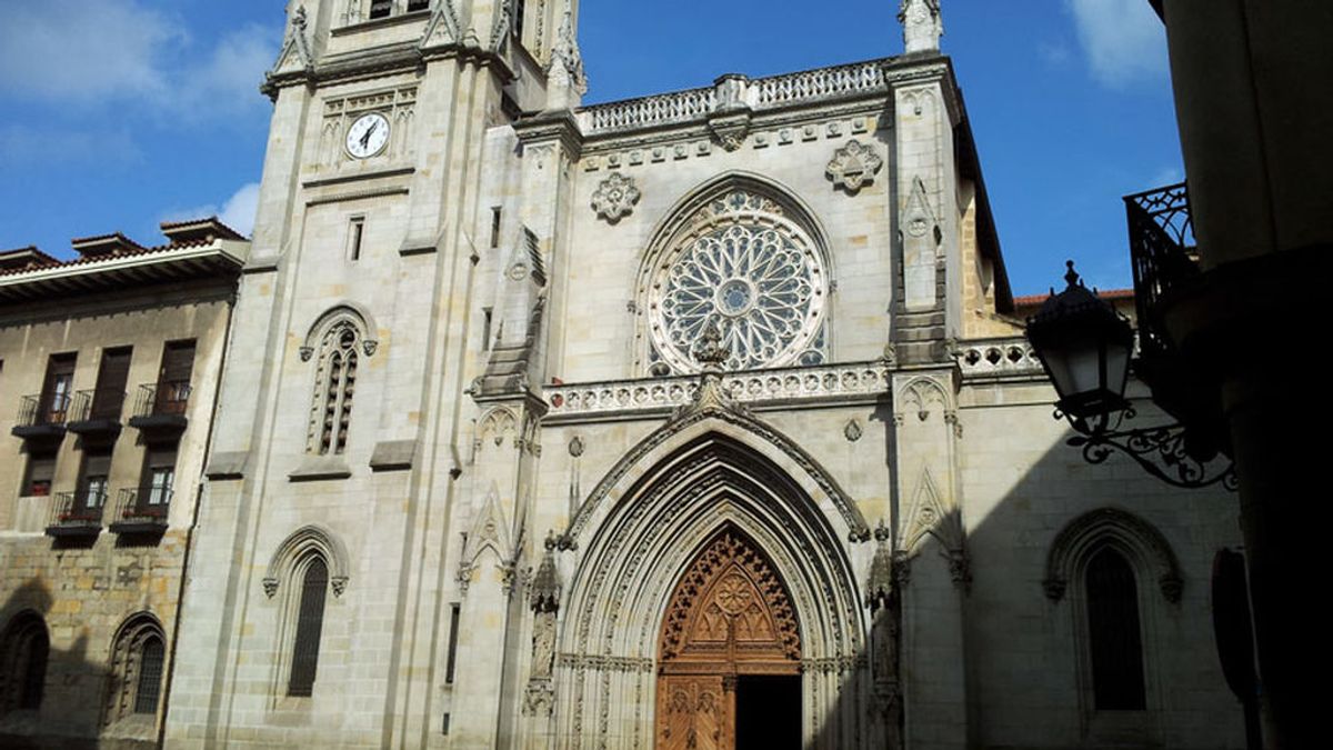 'Okupas' lanzan bengalas en la Catedral de Santiago en Bilbao y obligan su desalojo