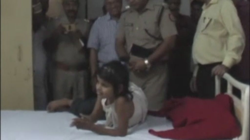 La increíble historia de la niña que se ha criado con los monos en la India