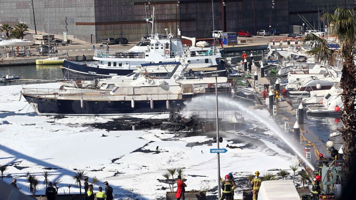 Un incendio calcina cinco embarcaciones en el Puerto de Sant Adrià del Besòs