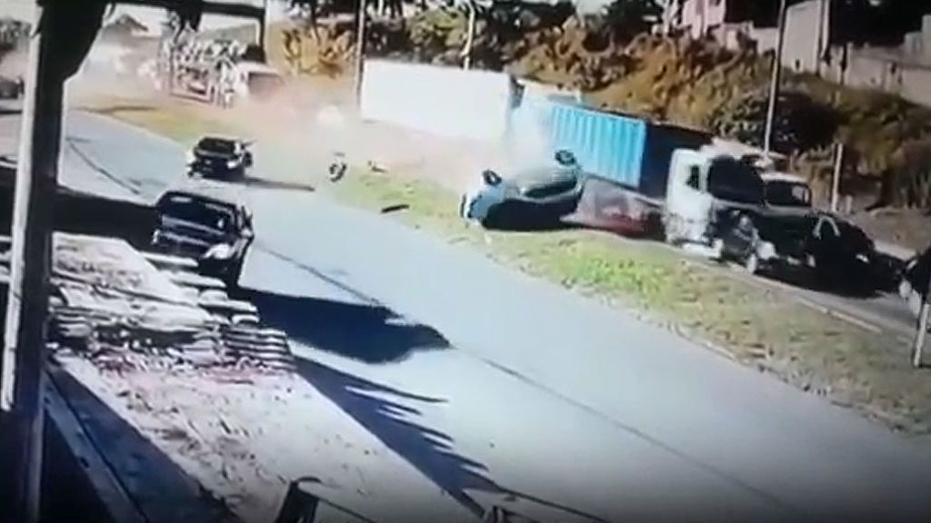 Así arrolla un camión a veinte vehículos en Brasil