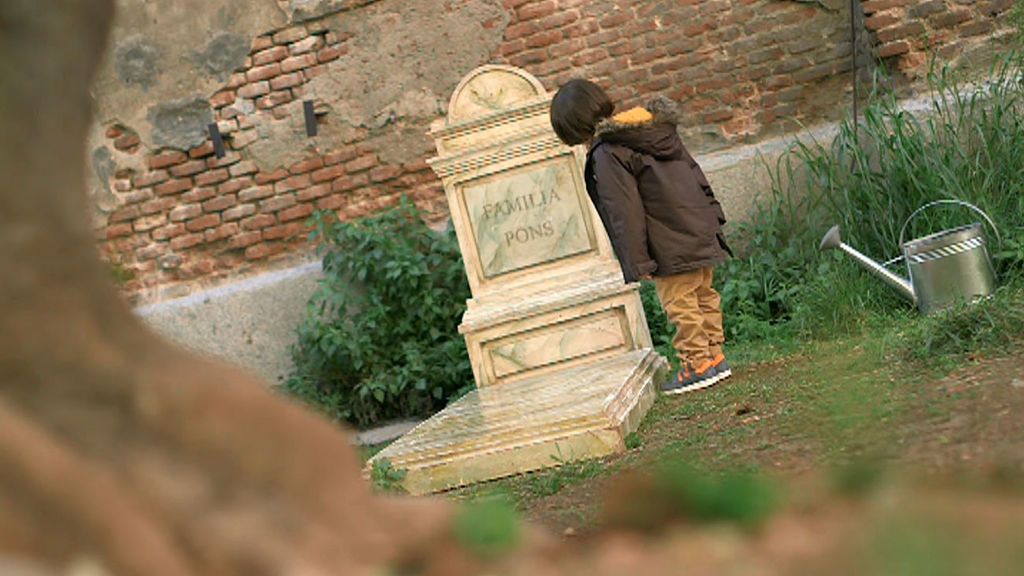 Un niño ve a un fantasma en su casa después de acudir al cementerio junto a su padre