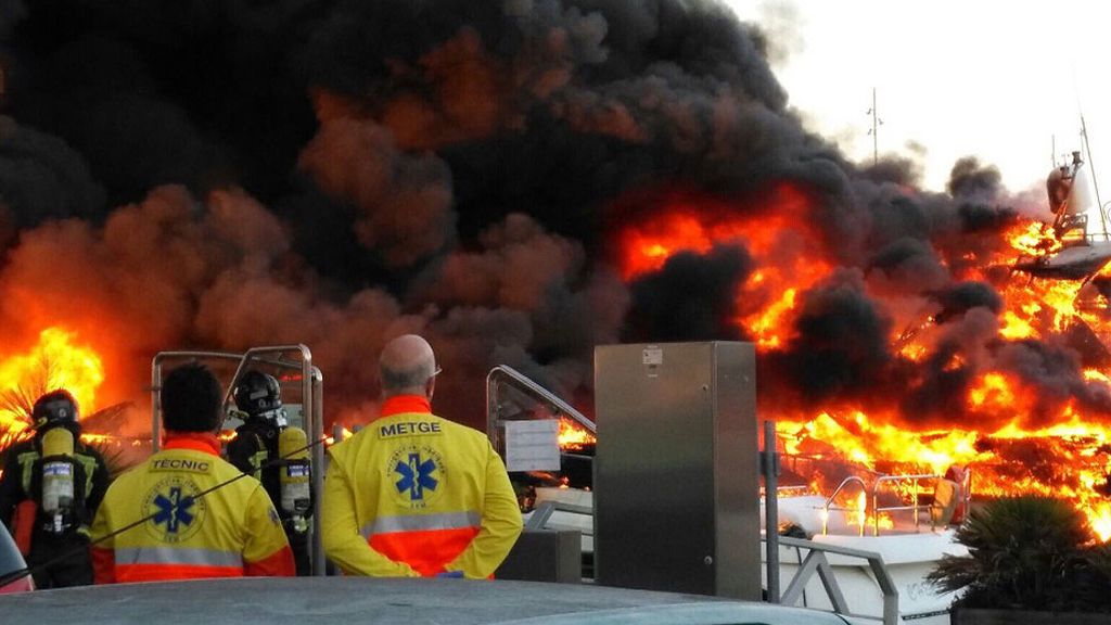 Aparatoso incendio en el puerto del Fòrum, en Barcelona