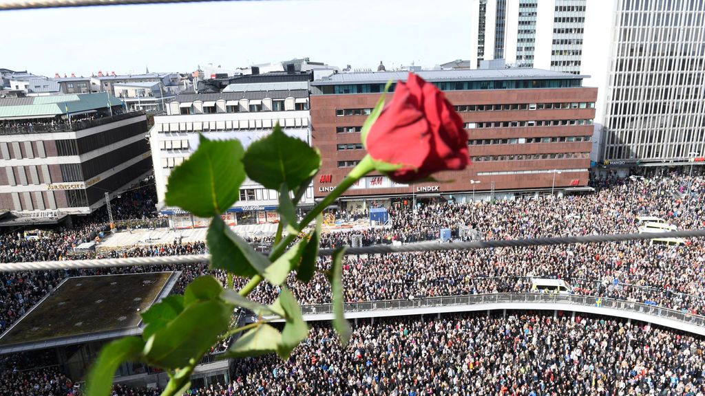 Multitudinaria concentración en Estocolmo en recuerdo de las víctimas