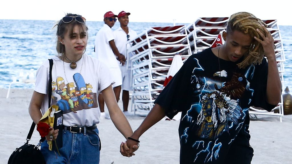 Pillada en la playa: Jaden Smith y su chica disfrutan en las tumbonas