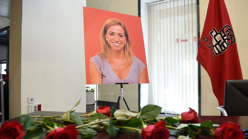 Flores y una imagen para recordarla en el interior de la sede