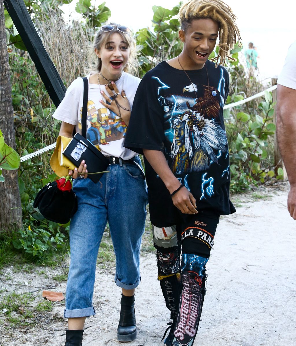 Pillada en la playa: Jaden Smith y su chica disfrutan en las tumbonas