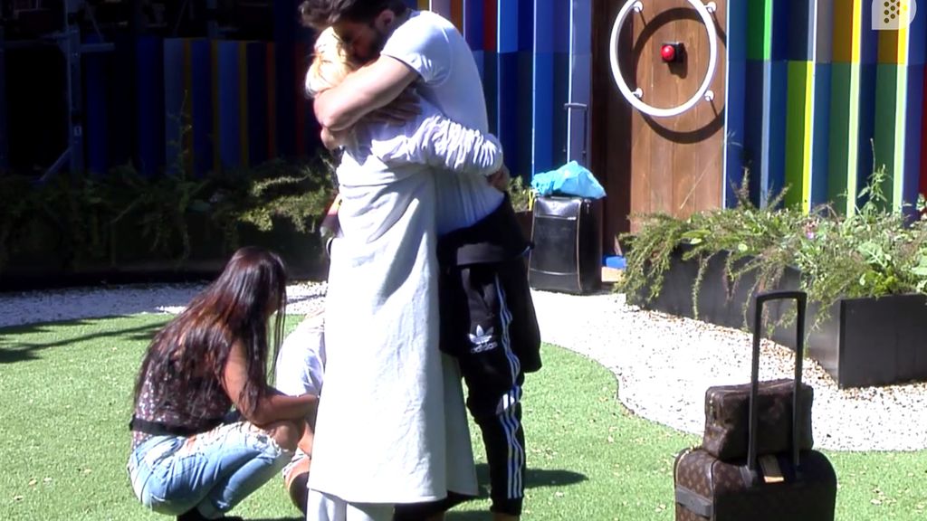 La noche termina con un gran abrazo a las finalistas