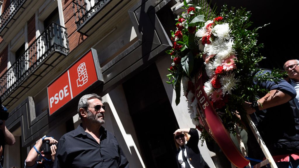 Llegan coronas de flores a la sede para rendirle homenaje