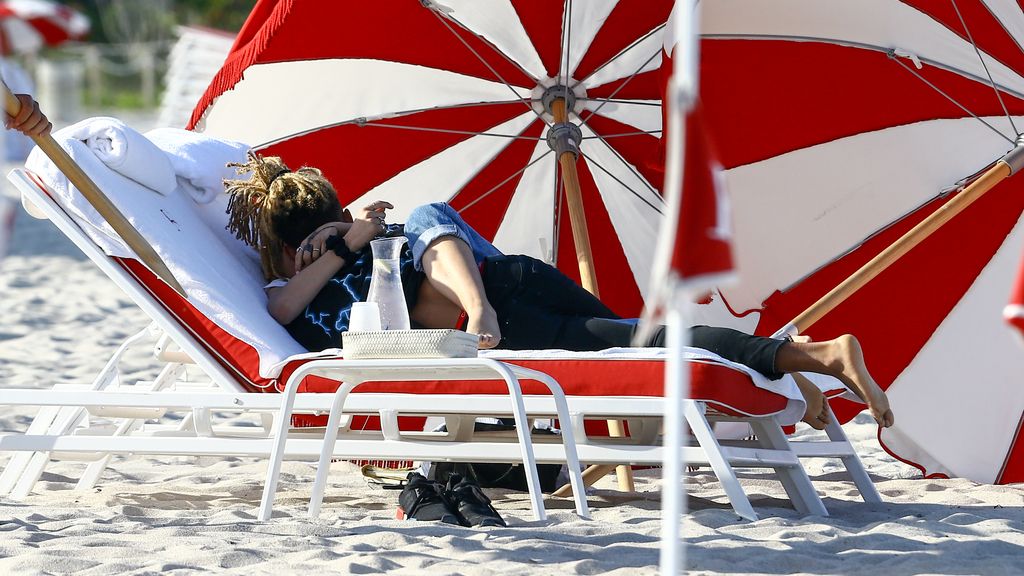 Pillada en la playa: Jaden Smith y su chica disfrutan en las tumbonas