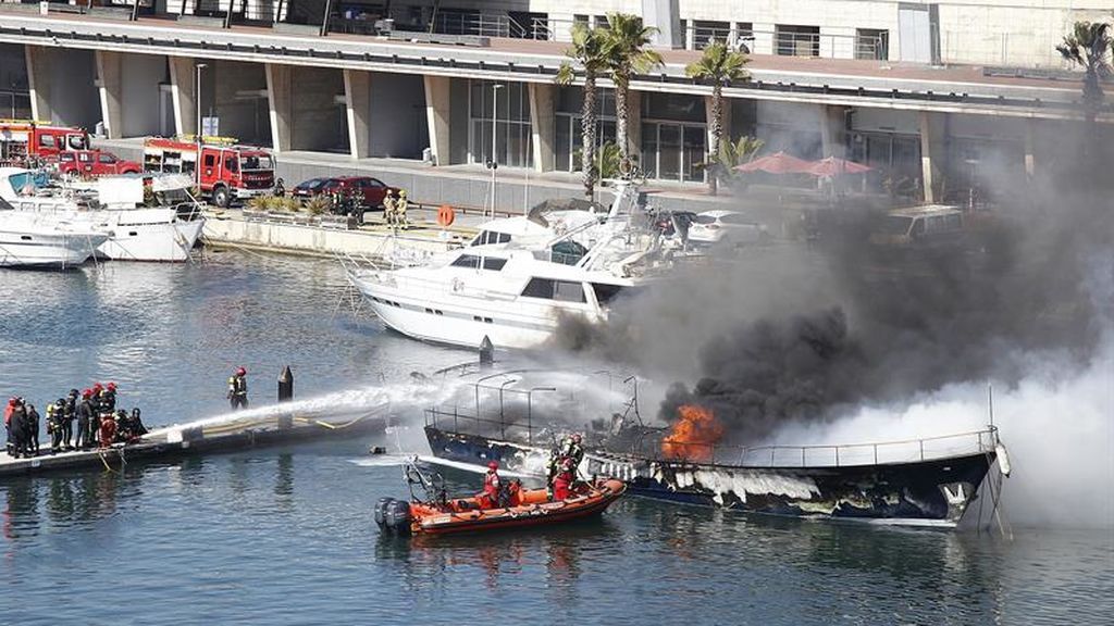 Se investigan las causas del incendio que calcinó una decena de barcos en Barcelona