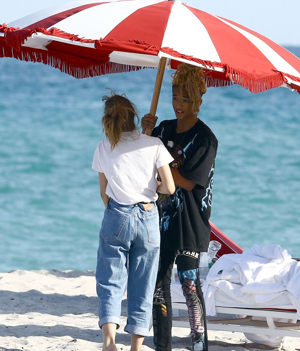 Pillada en la playa: Jaden Smith y su chica disfrutan en las tumbonas