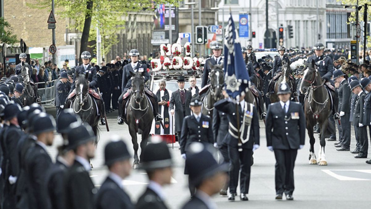 Miles de policías rinden homenaje al agente asesinado en el atentado de Londres