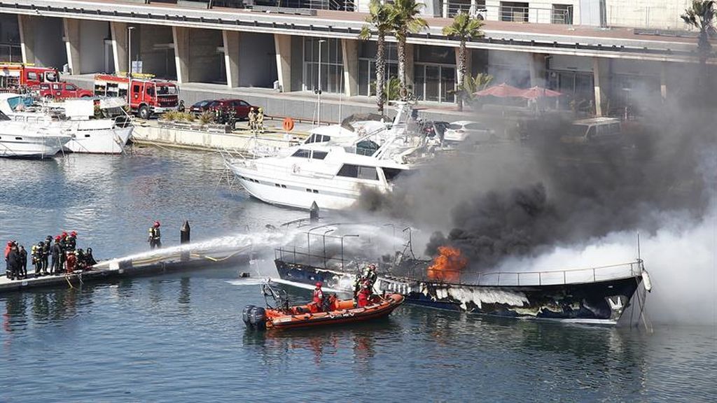 Se investigan las causas del incendio que calcinó una decena de barcos en Barcelona