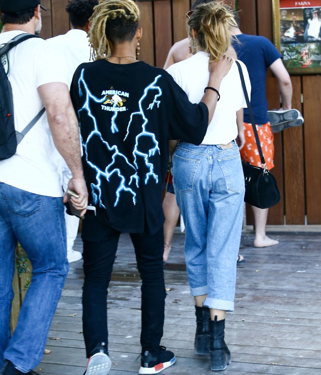 Pillada en la playa: Jaden Smith y su chica disfrutan en las tumbonas