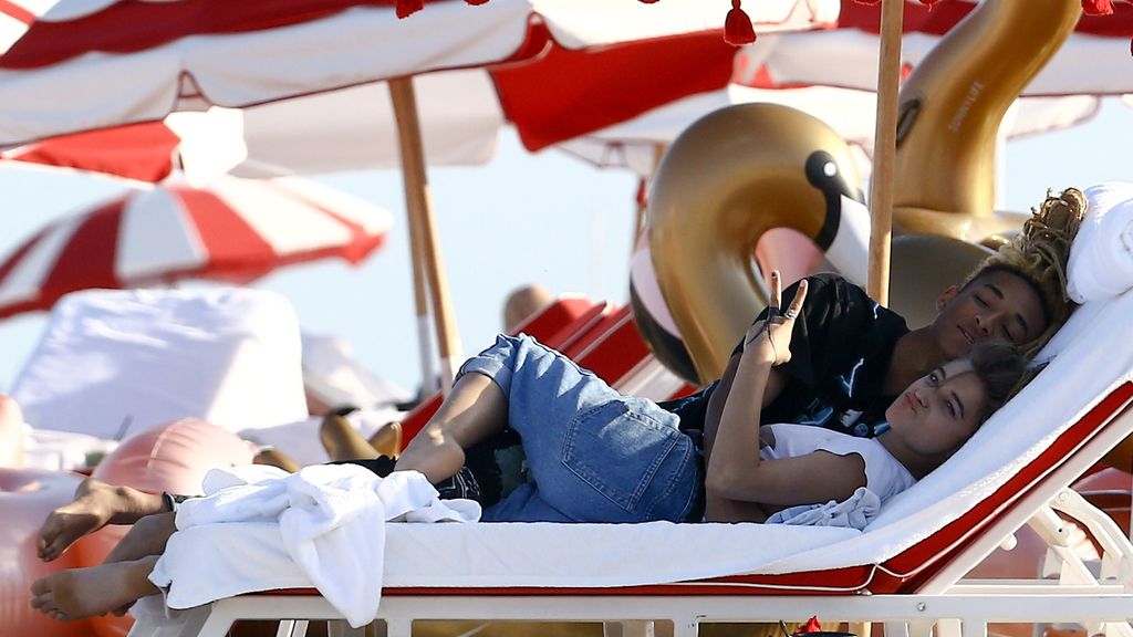 Pillada en la playa: Jaden Smith y su chica disfrutan en las tumbonas