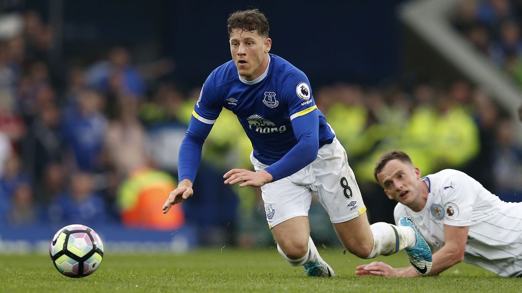 Una cámara de seguridad graba el brutal puñetazo a Barkley, del Everton, en un pub de Liverpool