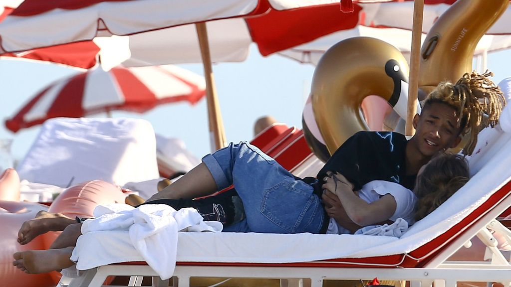 Pillada en la playa: Jaden Smith y su chica disfrutan en las tumbonas