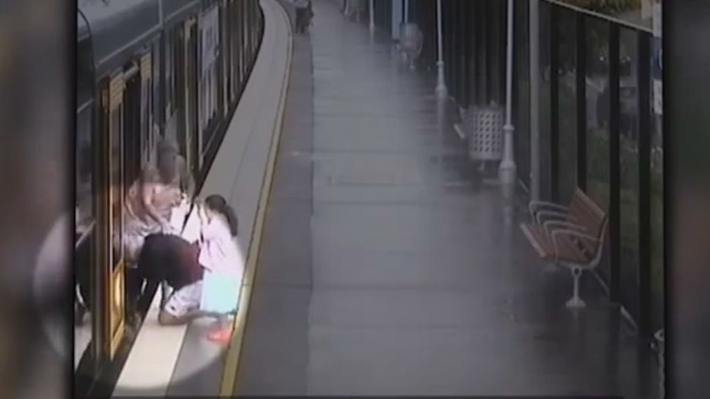Sobrecogedor momento en el que un niño cae al hueco que hay entre el tren y el andén