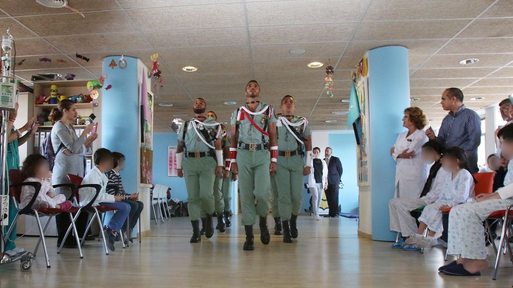 La Legión canta 'El novio de la muerte' a niños con cáncer en Málaga