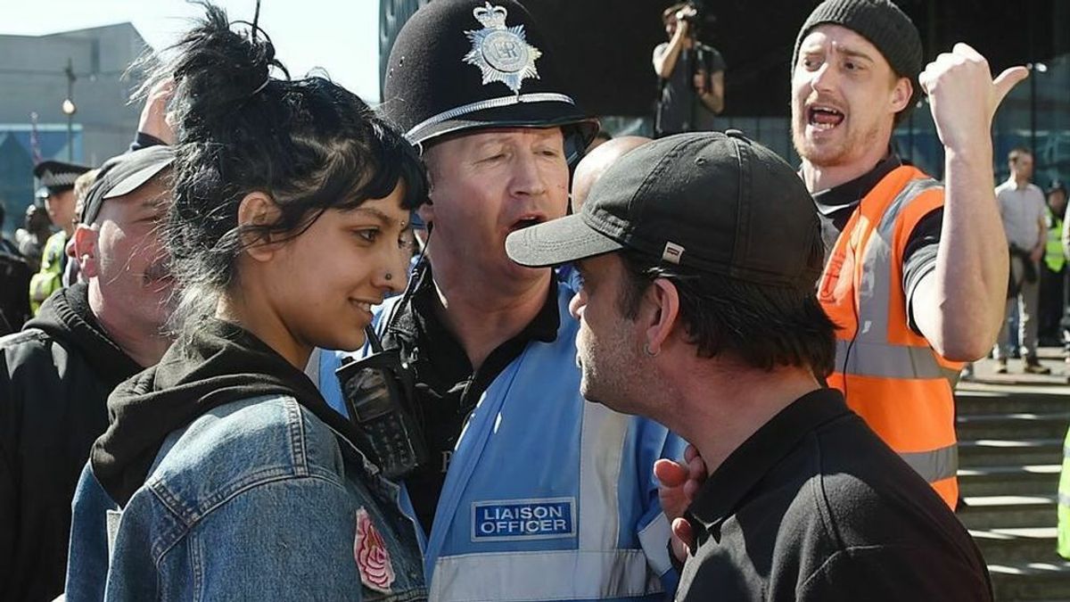 Esta joven británica se enfrenta a un líder de ultraderecha con una sonrisa desafiante