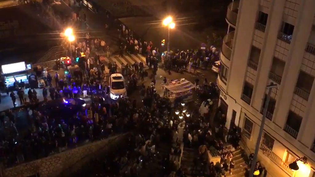 Estampida en una procesión en Málaga: Dos heridos y numerosos destrozos