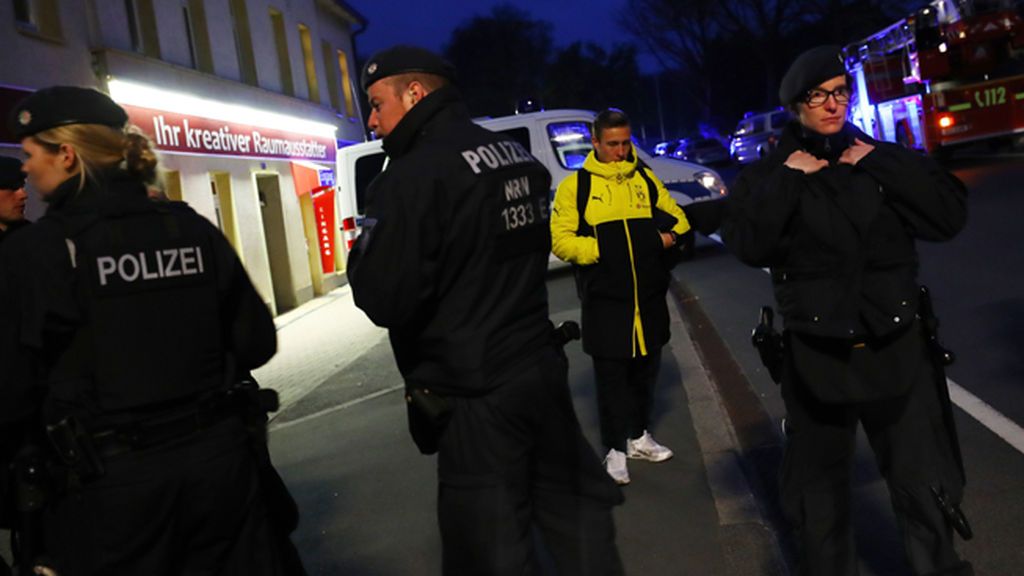 Alemania investiga las explosiones al paso del autobús del Dortmund