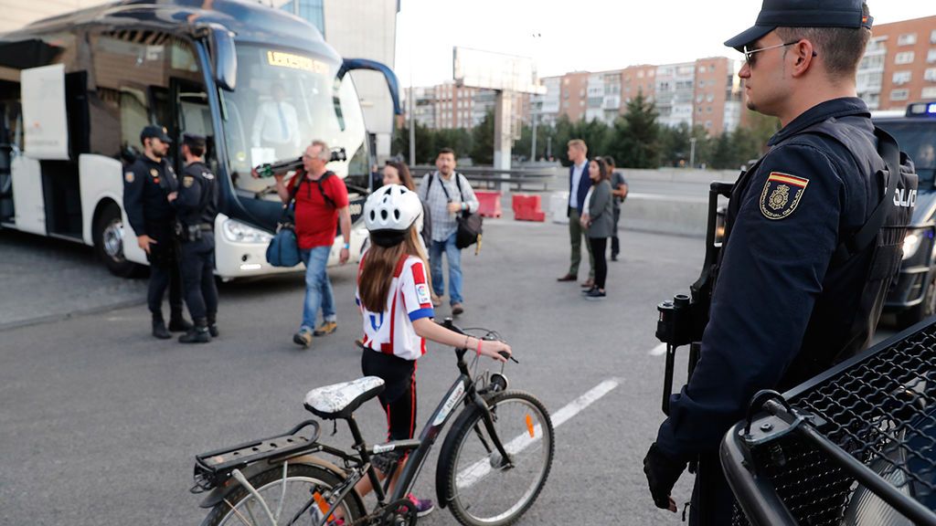 La policía registra el autobús del Leicester y cambia la ruta al del Atlético de Madrid tras el atentado en Dortmund