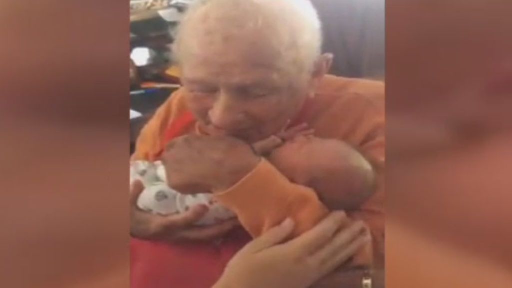 El adorable momento en el que un hombre de 105 años conoce a su bisnieto