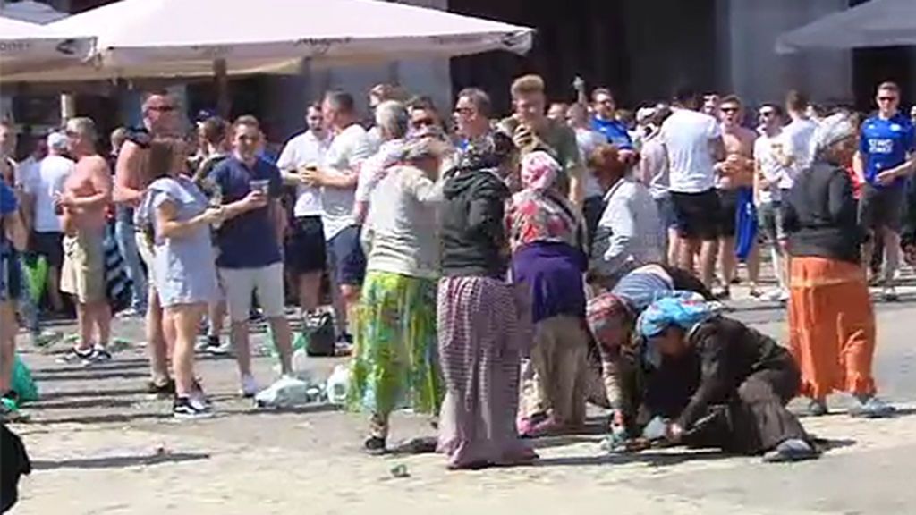 Ultras del Leicester se mofan de unas mendigas que pedían limosna