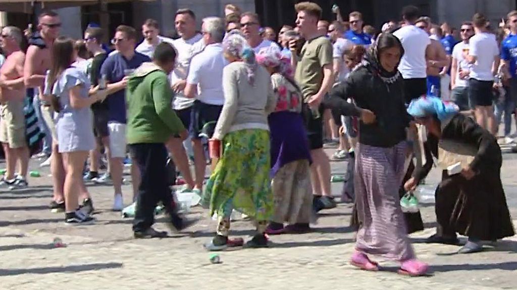 Varios hinchas del Leicester humillan a mendigos en la Plaza Mayor de Madrid