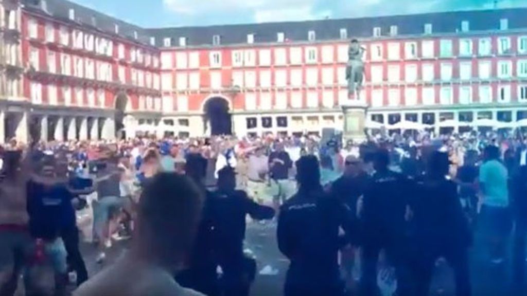 La Plaza Mayor vuelve a la normalidad tras los disturbios de los ultras del Leicester