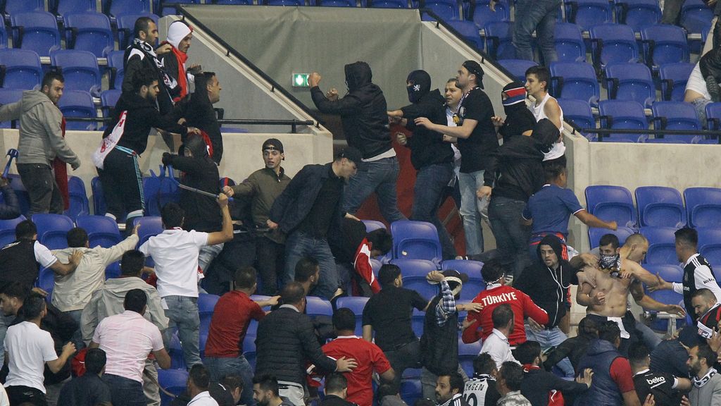 ¡Fuera del fútbol ya! La batalla campal entre ultras del Besiktas y el Lyón