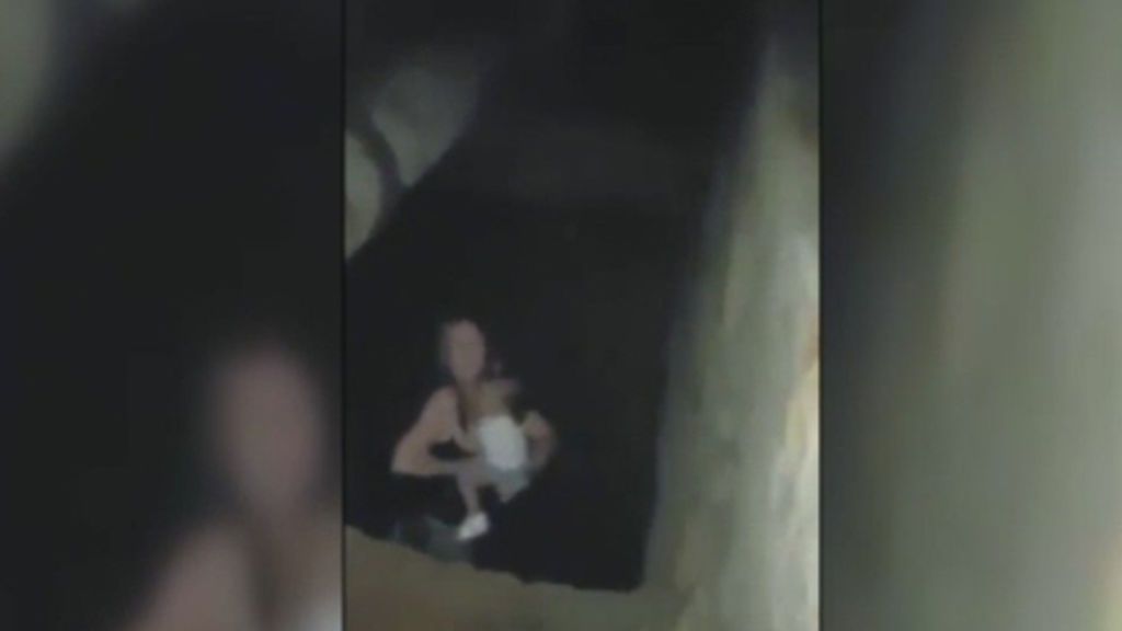 Una madre y su bebé caen por un socavón de 4 metros en Gran Canaria
