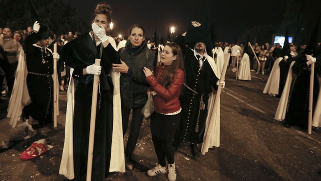 El fervor de la Madrugá sevillana, truncado por el pánico