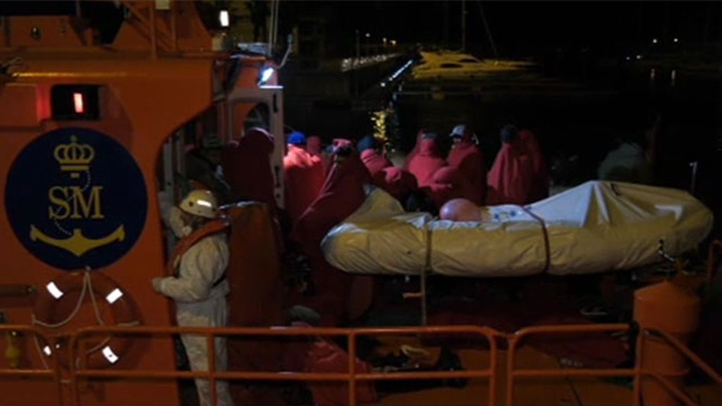 Rescatada una embarcación con 26 personas cerca de Barbate
